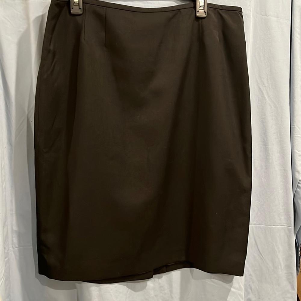 Women short skirt by Le Suit size 14 Black lined zip in back